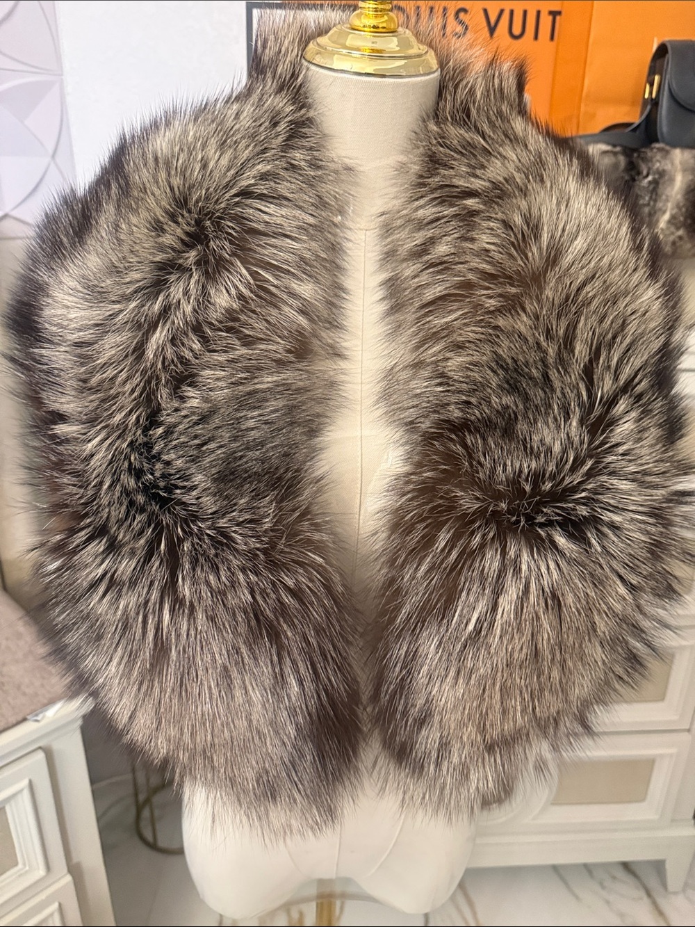 Silver fox fur thick pelts clip on collar